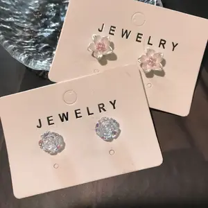 [Fashion Accessories] These fresh and stylish flow-shaped magnetic ear clips are small, delicate, and versatile, perfect for women.