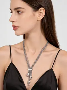 A multi-layered silver diamond studded tassel necklace with multiple shiny fine chains and diamond studded horizontal buckles, light luxury and agile, suitable for dinners, dates, parties and other occasions.