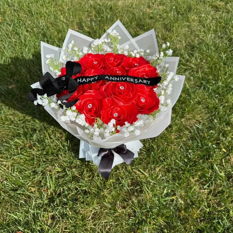 Ramo Eterno Rosas Rojas Anniversary Bouquet with Black Bow and White Accents for Special Occasions