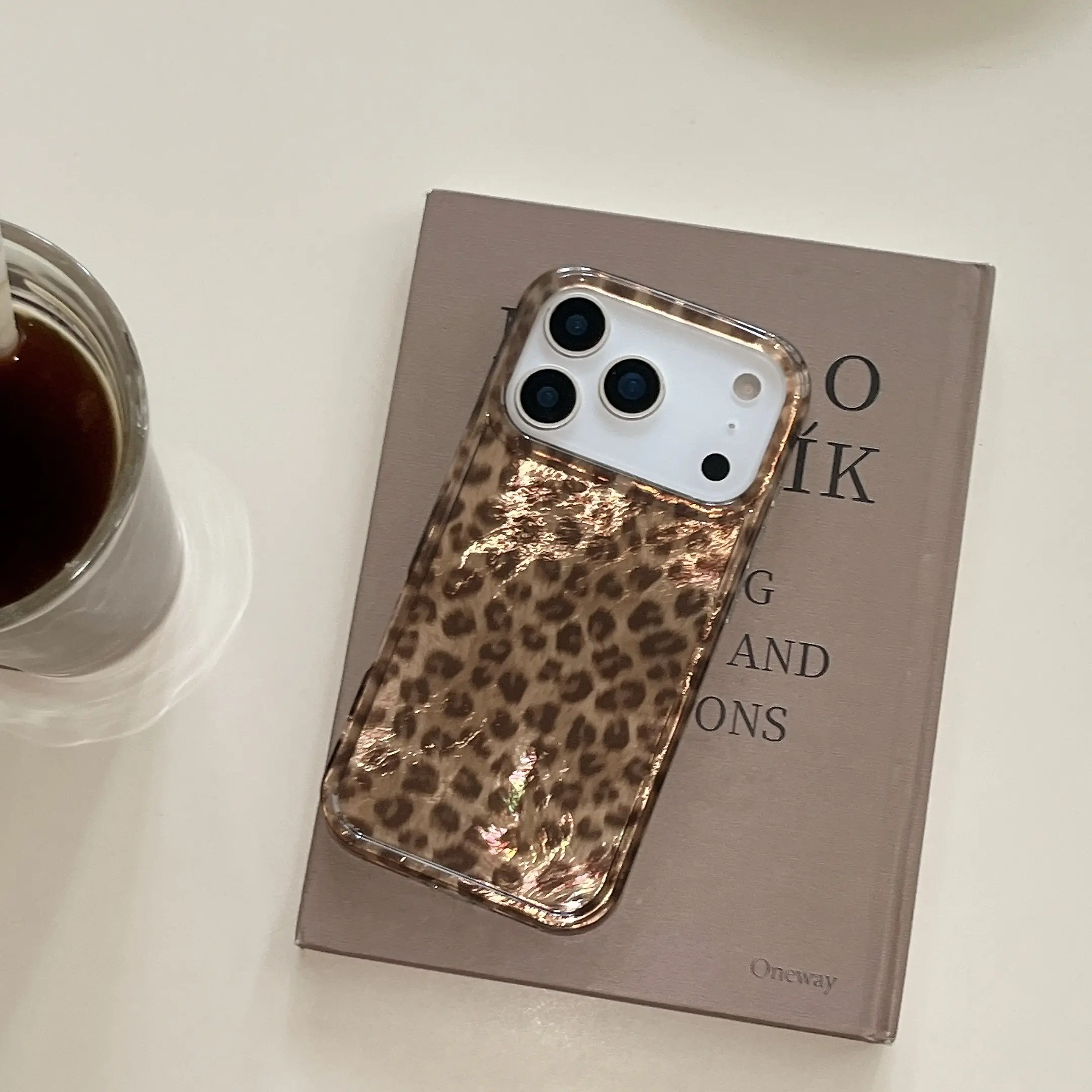 Fall/Winter Vintage Brown Leopard Print Amber Hawksbill Glacial Texture Glossy Protective Phone Case Cellphone Casing Smartphone Casing Protection Casing Cover Protector Suitable for iPhone 17 Pro 13 14 15 16 Pro Max Accessories