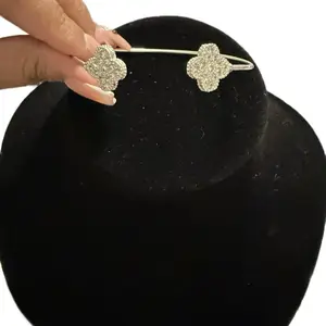 Bangle de Floor con Cz - Elegant Silver-Tone Clover Design with Sparkling Cz Stones for Women's Fashion