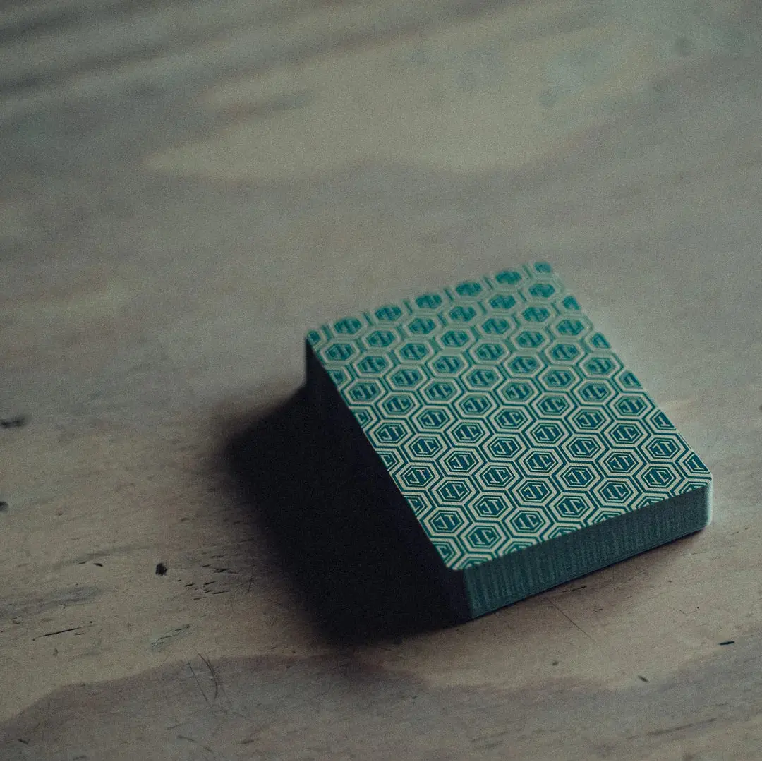 Joker and the Thief No Borders Series 1 Playing Cards - Thunderbolt, Honeycomb, Borderless Layout, Clean Geometry, Continuous Color Bands, Performance Fin., Hexagonal | Game Night, Cardistry | 12 Years Above, Suitable for Fans, Distraction-Free Gameplay