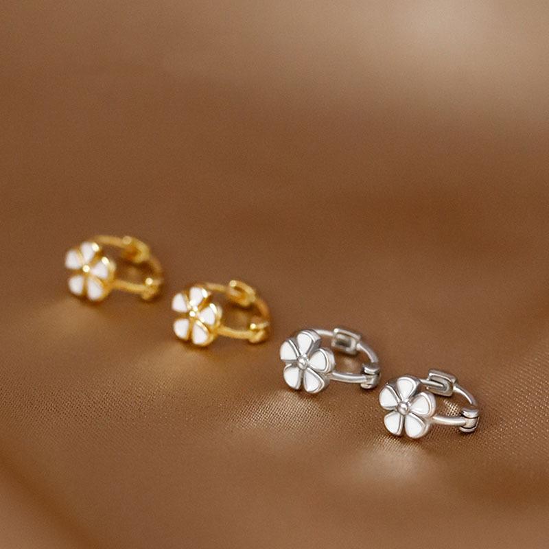 Small daisy flower earrings for women, ins niche design, simple and sweet new earrings