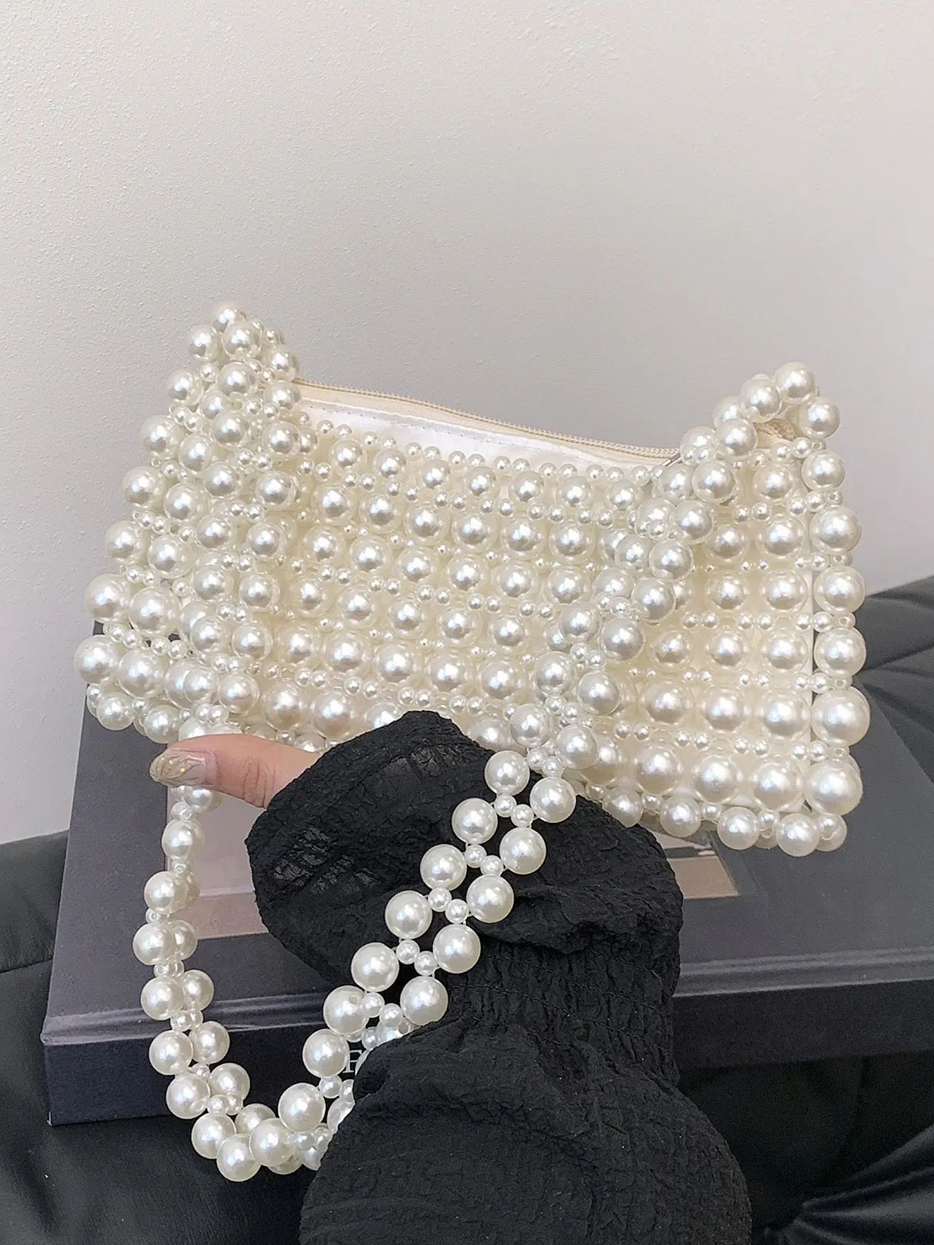 Underarm bag with a niche personality, decorated with a full pearl body, hand-held shoulder bag, Crossbody shoulder handbag, daily crossbody, convenient and easy to carry, suitable for attending parties, gatherings