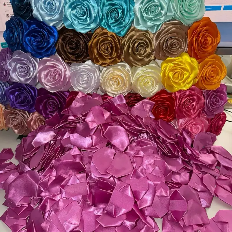 100 Premade Ribbon Rose Petals for Making Eternal Bouquets / petalos de liston para flores eternas 100 Pack Pre-fabricated ribbon Rose petals to make Eternal Roses Pétalos de listón satinado