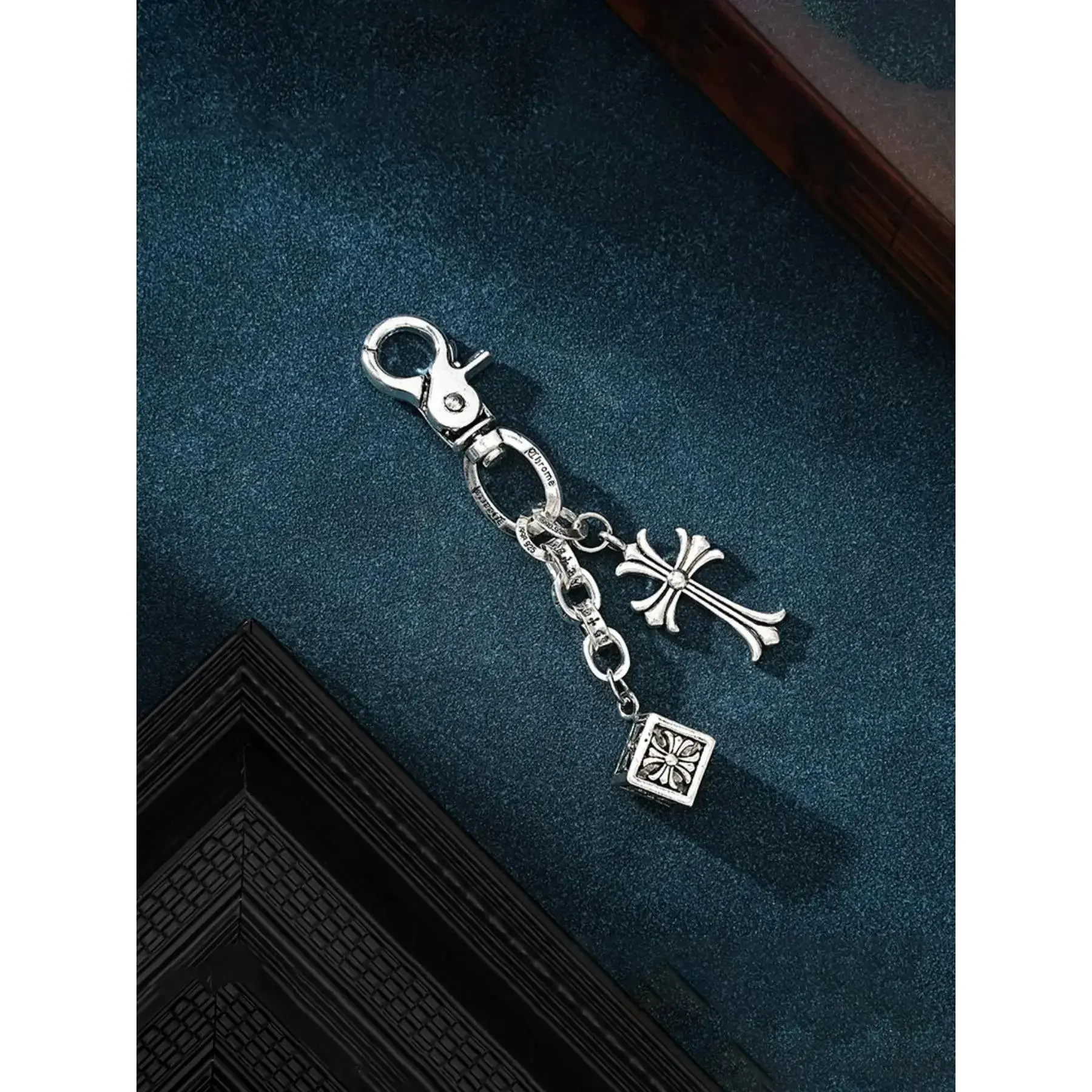 St. Patrick's Day & Easter Hip Hop Cross Dice Jean Chain Keychain Set, Trendy Streetwear Waist Accessories, Leg-Lengthening Design, Unisex Fashion Gift for Men & Women, Gothic Cross Keychain, Fashionable Alloy Keychain