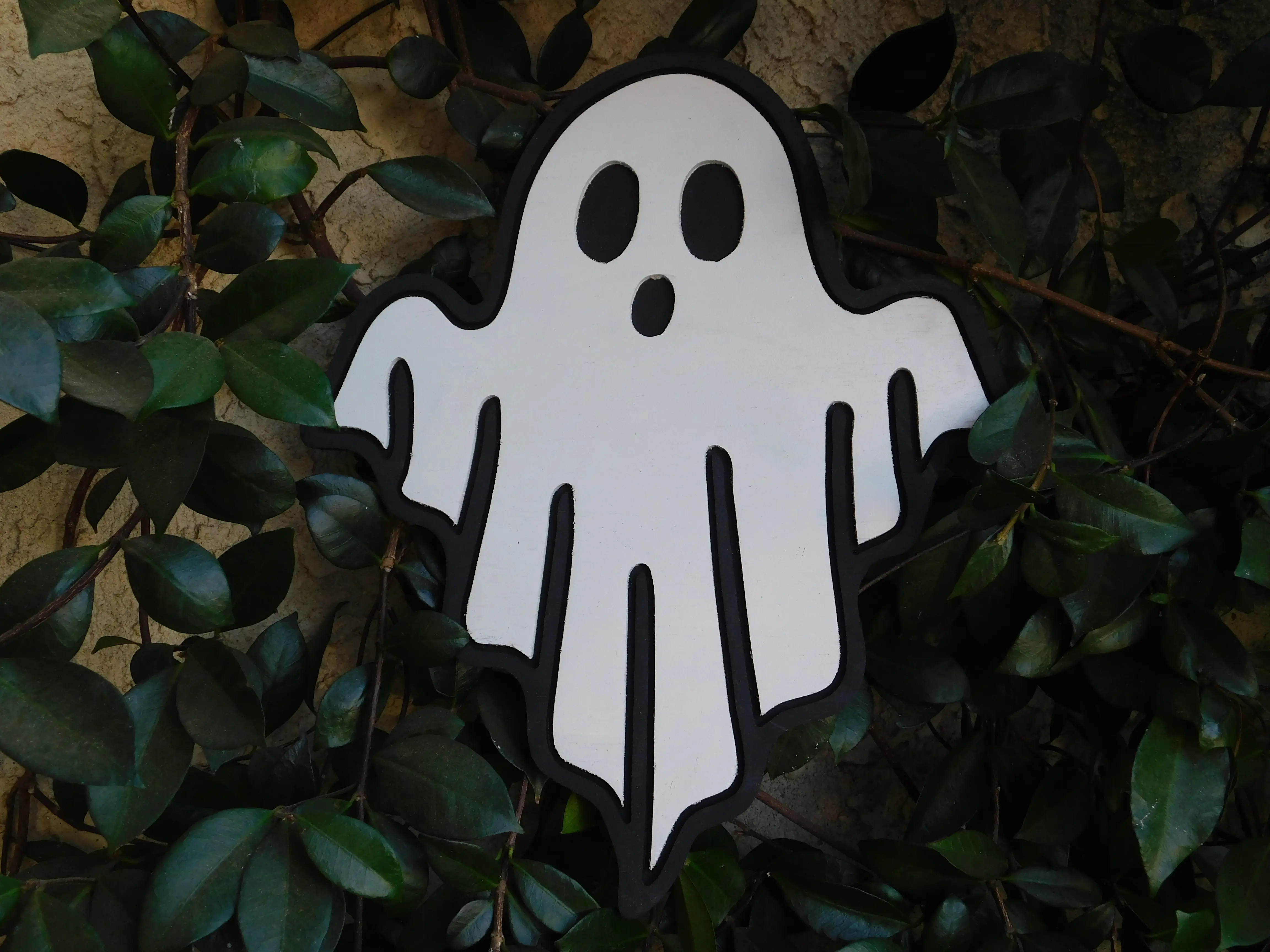 Handmade Layered Wooden Ghost Halloween Decoration CNC Cut Wood Hand Painted White Black Reusable Indoor Outdoor Seasonal Display