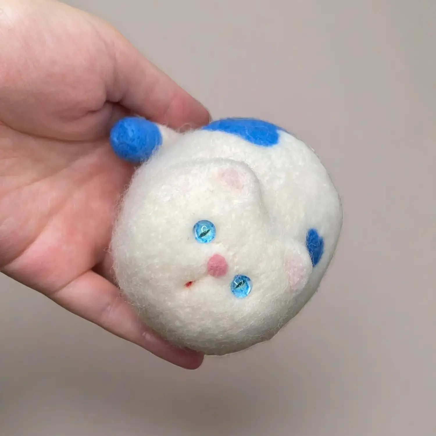Handmade Needle Felted White Cat Figurine — Cute Kawaii Wool Sculpture | Desk Decor Gift