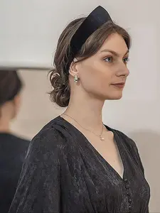 Women's Vintage Velvet Hairband Headpiece, Elegant Plain Design, All-Season Accessory, Unique British Style, Perfect Gift Idea