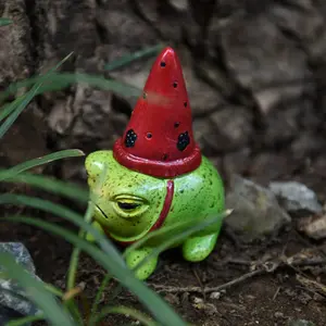 Charming Resin Frog Statue, Mini Garden Animal Figurine Wearing Hat, Rustic Style Decorative Outdoor Fairy Garden Accent, No Battery Needed