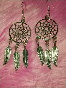 fish hook earrings dreamcatcher dangly with feathersfish hook earrings dreamcatcher dangly with feathers<p>Enhance your style with these elegant fish hook earrings featuring dreamcatcher design with dangling feathers.</p><ul><li>Design: Dreamcatcher</li><