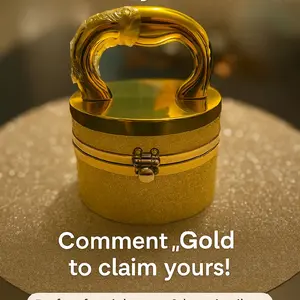 Hand Shell Bold Gold Hand Purse - Elegant and Durable Design