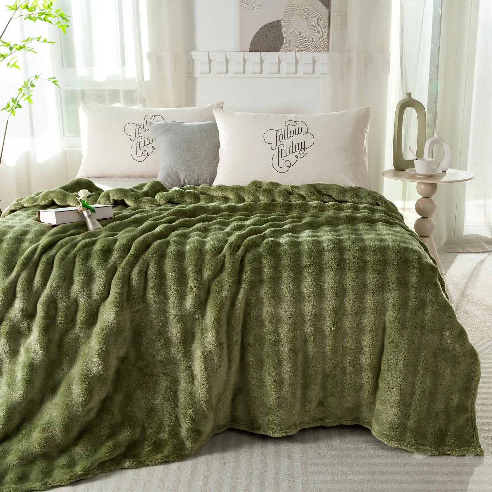 Solid Color Fluffy Blanket, 1 Count 320GSM Soft Breathable Warm Skin-friendly Blanket, Machine Washable Blanket for Bedroom, Guest Room, Sofa, Office