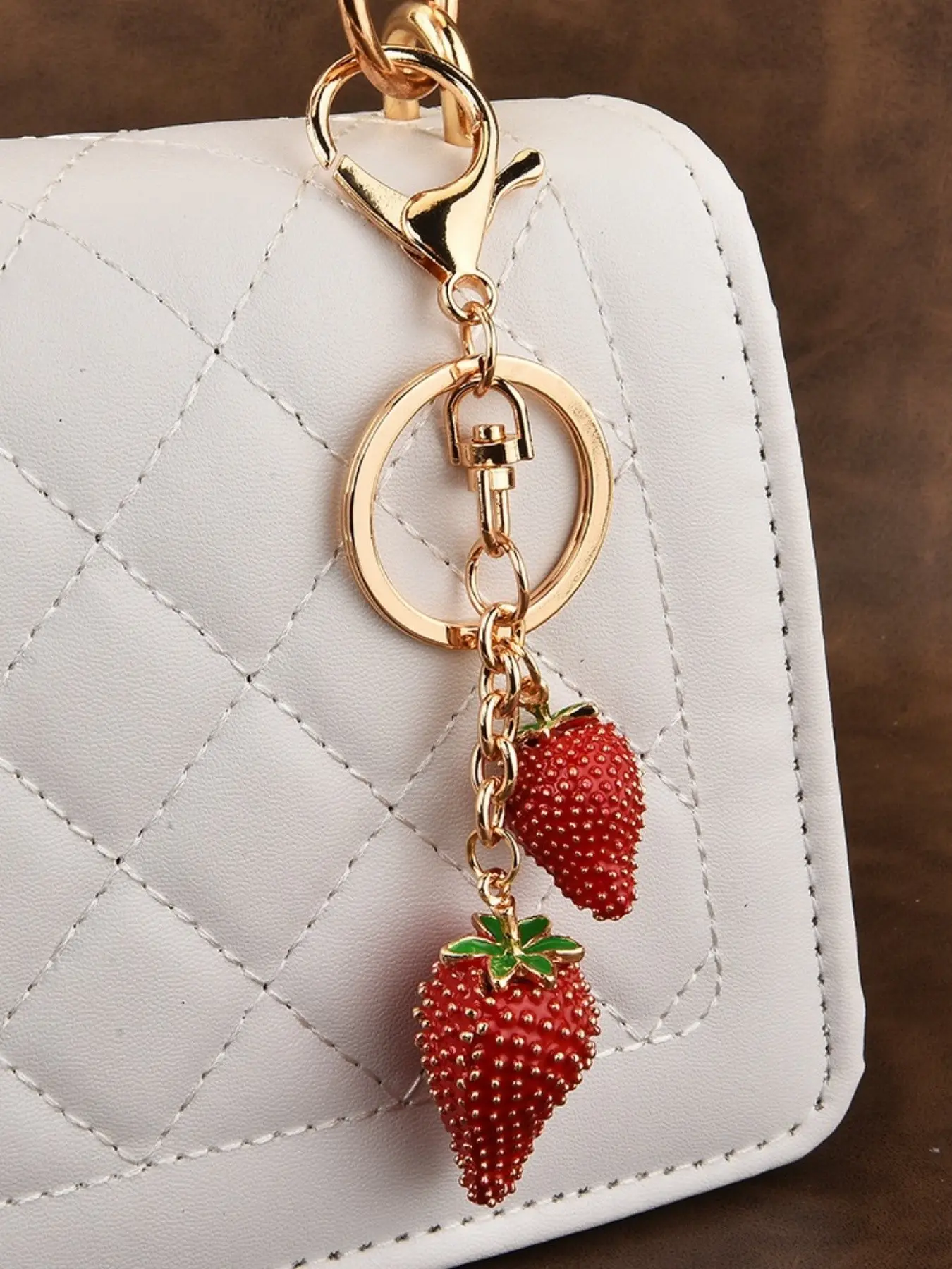 Y2K Punk Style Strawberry Bag Charm, Girly Purse Accessories Charm, Purse Charms, Fruit Charm, Multi-Color Fake Strawberries, Keychain Pendant, Elegant Accessory for Girls, Perfect Gift