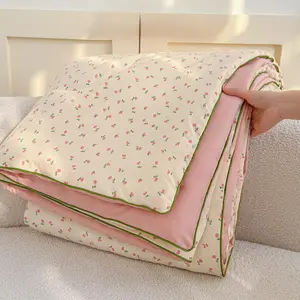Pink small tulip pattern summer cool-down quilt, an extremely soft and skin-friendly air conditioner quilt, a thin quilt suitable for use in summer bedrooms, offices and living rooms, air conditioner quilt, Lightweight Quilt