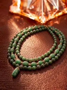 A classical and luxurious style emerald multi-layered bead necklace, with natural green stone chains and hand carved details, suitable for daily commuting, dinners, and dates. It is also a charming and exquisite small gift that can make you feel moved