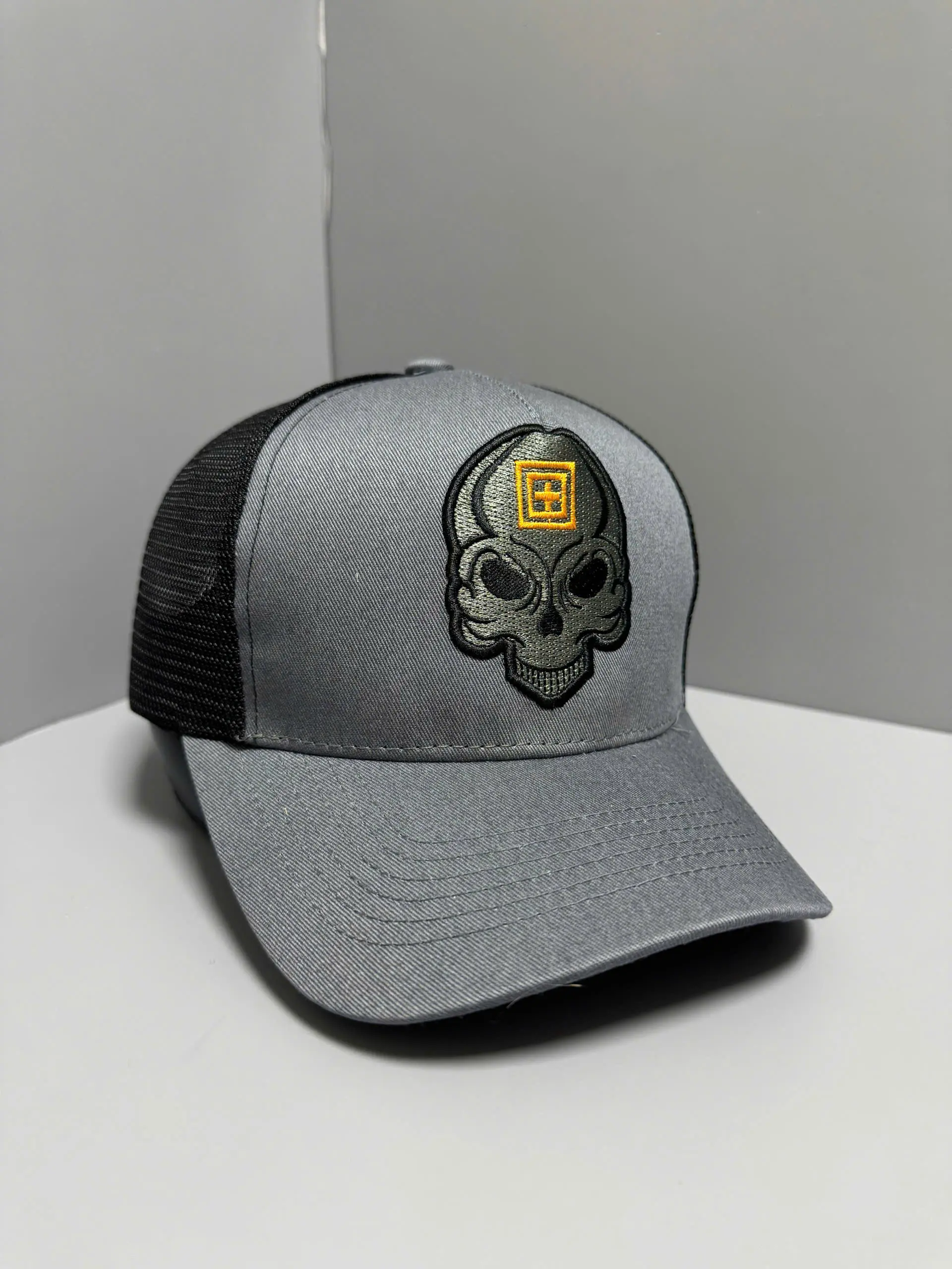 Unisex Gray and Black Embroidered Skull Mesh Trucker Cap – Adjustable Curved Brim Streetwear Hat