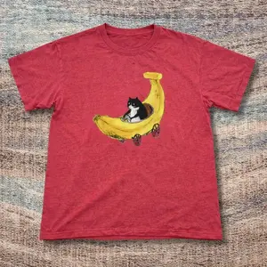 Red Cotton Graphic Baby Tee With A Cat In A Banana Boat Design – Y2K Vintage Cartoon Aesthetic Top