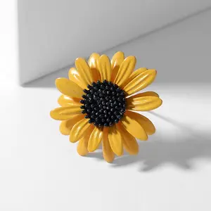 Sunflower Brooch High-end Women 2025 New Daisy Corsage Pin Sunflower Suit Sweater Autumn and Winter Accessories