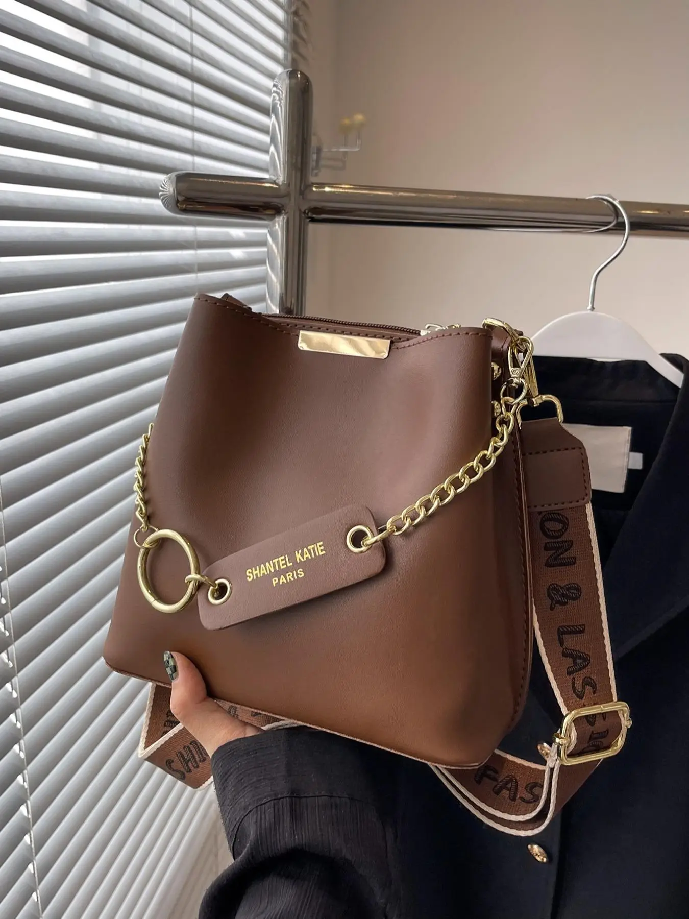 Women's Solid Color Crossbody Bucket Bag, 2025 New Summer Adjustable Chain Wide Letter Print Strap Shoulder Bag Back To School, Luxury Bags Crossbody