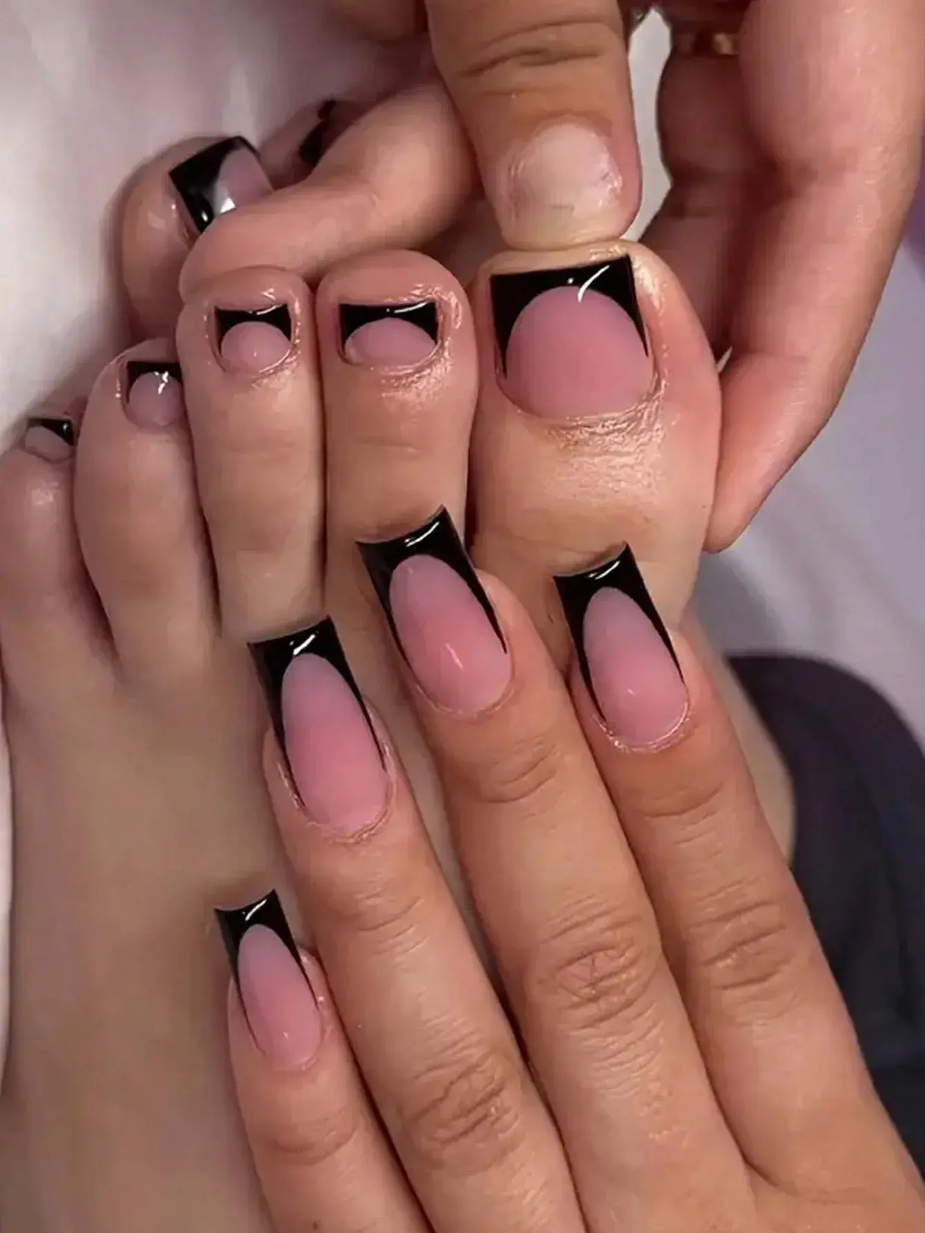 48pcs French black border hand and foot armour Glossy fake toenails fully covered with nude spring break toenails for women's nails