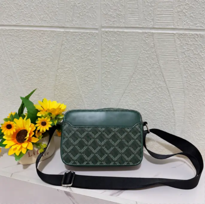 Vintage-style camera crossbody bag for men and women—a green shoulder bag/messenger bag featuring a wide strap; a casual, stylish choice for travel and everyday use.
