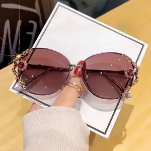 1PCS New ladies diamond fashion glasses polarized rhinestone sunglasses female face slim with diamond.
