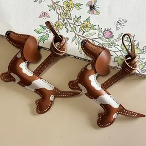 PU Leather Sausage Dog Keychain, Handmade Cartoon Dog Bag Charm, Cute Puppy Design, Suitable for Keys Backpack Car Accessories