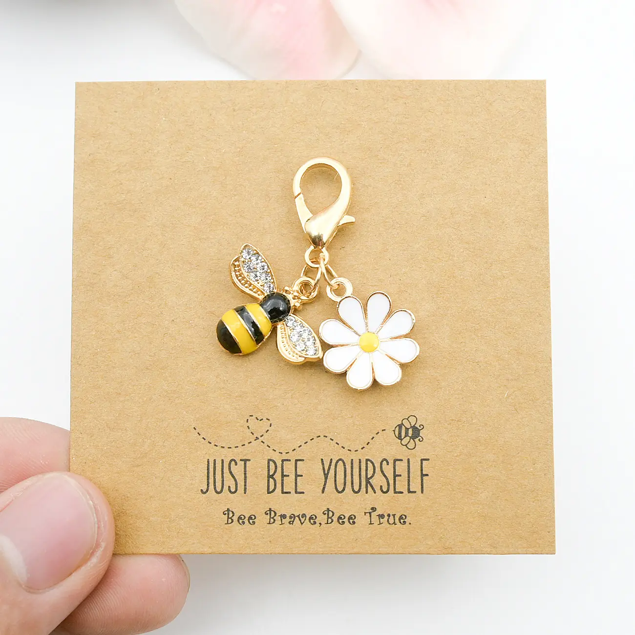 2pcs Cute Little Bee With White Flower Keychain, Just Bee Yourself Encouragement Card, Cheer Up Card,  Cute Friendship Gift, Positive Encouragement Gift For Friends, Family, Colleagues, Classmates, Valentine's Day Gift, Birthday Gift, Navidad, Mini Item