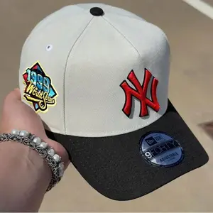 9FORTY New York Yankees 1999 World Series Side Patch Cap – Cream & Black Adjustable Hat with Red NY Logo
