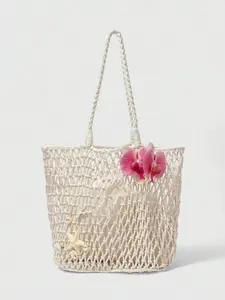 Vacation style hollow tote bag, handmade knot weaving, decorated with flowers and starfish, loose bag shape, beige color matching, suitable for beach and gentle dressing, enhancing a fresh atmosphere.