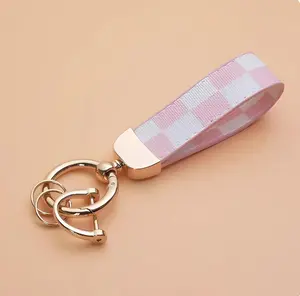 Leather Print Keychain, Universal Leather Keychain, Metal Horseshoe Car Keychain, Durable Key Ring for Car & House Keys, Stylish Minimalist Keychain Gift for Men & Women, Everyday Use Accessories