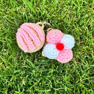 Concha and Sponch Cookie Keychain - Adorable Crochet Design with Pink icing and Cookie Charm for Keys