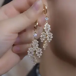 LisiZen Christmas Ball & Leaf Hoop Earrings, Elegant Niche Design Jewelry for Women DZEH4721