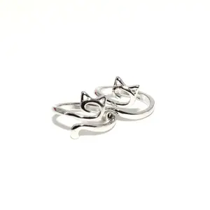 Crochet Ring for Finger Yarn Guide 2 Count Adjustable Cat Design Knitting Loop with Box Comfortable Alloy Crafting Companion