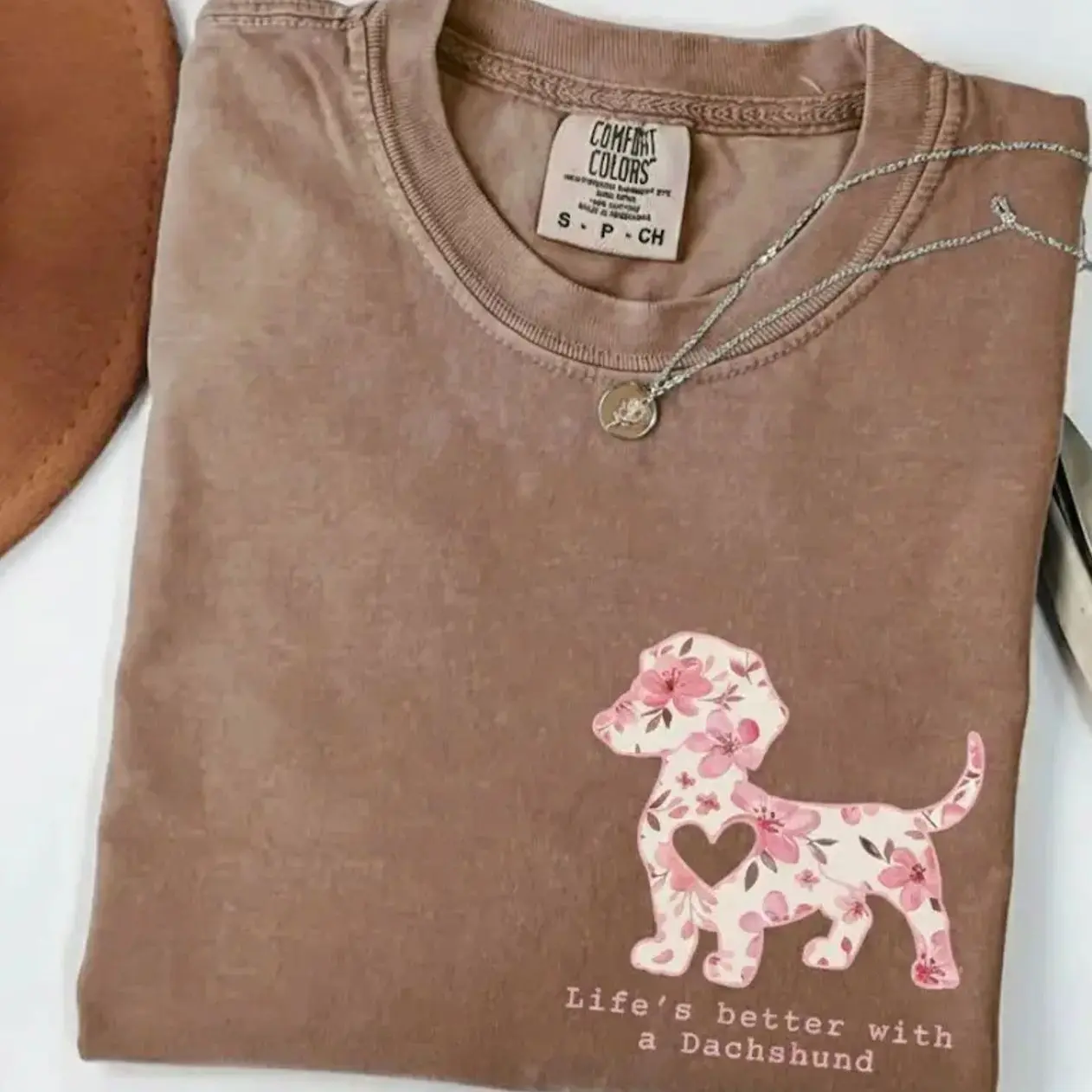 Comfort Colors Dachshund Shirt, Floral Doxie Mom Shirt, Cute Doxie T-Shirt, Doxie Mama Tee, Dog Mama Gift For Dog Owner - Comfort Colors Graphic Tee, Casual Outfit, Vintage Wash Shirt, Comfortable Menswear & Womenswear Top, Ju9