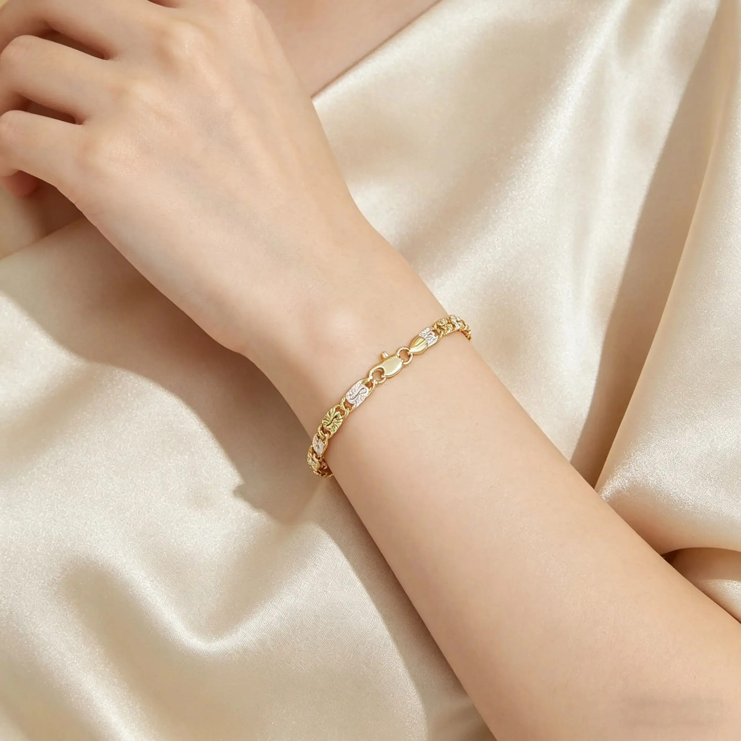 Gold Tri Color Mariner Link Bracelet, Polished Floral Engraved Chain, Dainty Women Wrist Jewelry, Classic Accessory for Daily Styling , Dainty Jewelry Gift for Her