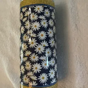 15 oz Daisy Epoxy Tumbler with White Daisy Pattern and Gold Glitter comes with straw