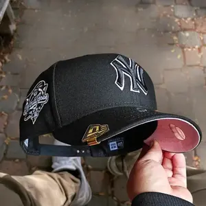 New Era 9FORTY NY Yankees Black Adjustable Baseball Cap – Pink Outline NY Logo, Pink Undervisor & World Series Side Patch, MLB Streetwear Hat, Collector’s Limited Edition 2026 Urban Streetwear Gorra premium, ideal para destacr tu estilo en TikTok.