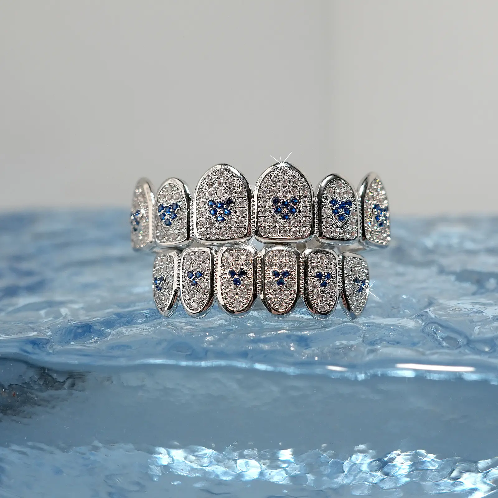 2pcs/set LADORAL Hip Hop Grillz with Synthetic Diamonds - Double Color Blue & Clear Synthetic Zircon ​   Accents, Golden-Tone Braces for Men & Women, Funky Style Dental Jewelry, Hip Hop Grillz, Sleek Metallic Finish, Durable Jewelry