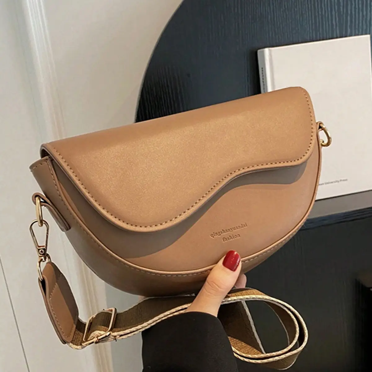 Women's Minimalist Casual Shoulder Bag, Solid PU Leather Crossbody Bag with Magnetic Flap and Adjustable Wide Strap, Faux Leather Crossbody, Simple Shape, Plain Surface, Magnetic Snap, Flap Closure, Adjustable Strap, Nylon, Elegant, Do Not Wash, Messenger