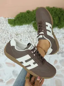 Women's Beige-Burgundy Two-Tone Leather Suede Lace-Up Low-Top Retro Trainer Casual Shoes Daily Commute Comfortable Walking Shoes Vintage Style Non-Slip Chunky Gum Sole Platform Sneakers Bare feet and scattered shoes