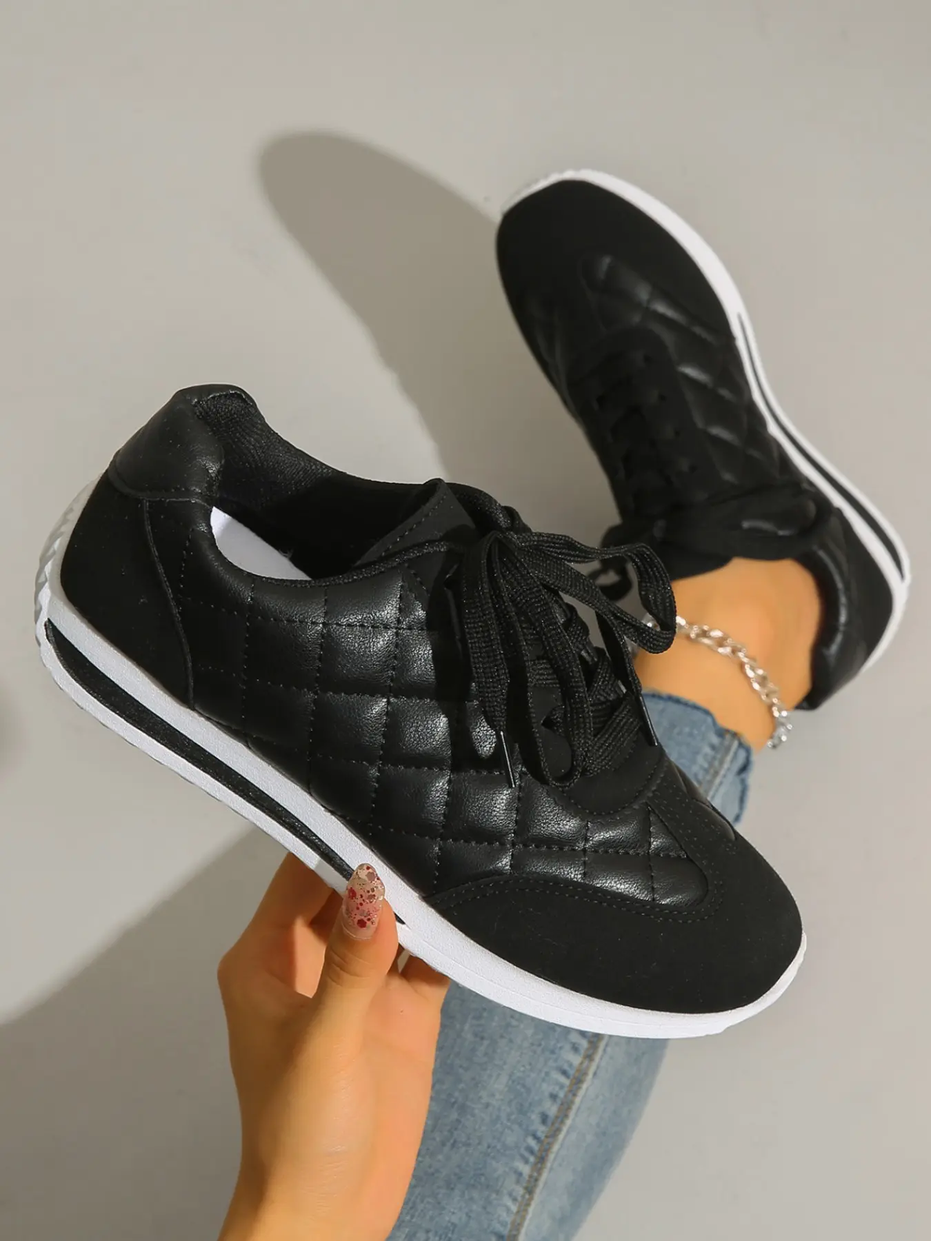 Women's casual sports shoes, modern minimalist classic women's Sporty Low Top Sneakers, lightweight, breathable with non-slip sole, for daily wear, suitable for all-season outings or walking