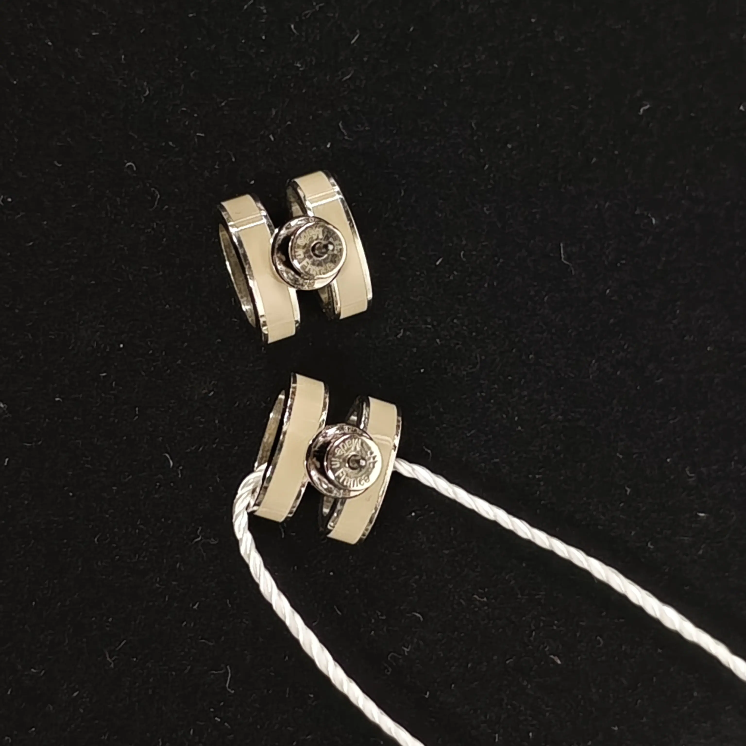 Pre-owned Hermès Pop Mini Stud Earrings — Milk Tea White（SZS 03625 ）