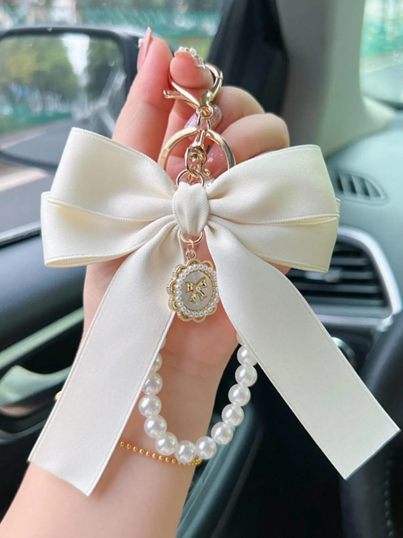 White Bowknot Design for Car Keychain Pendant, Faux Pearl Embellishments Beaded Trendy Cute Keychain for Bags for Women & Girls, Wristlet Keychain Jew