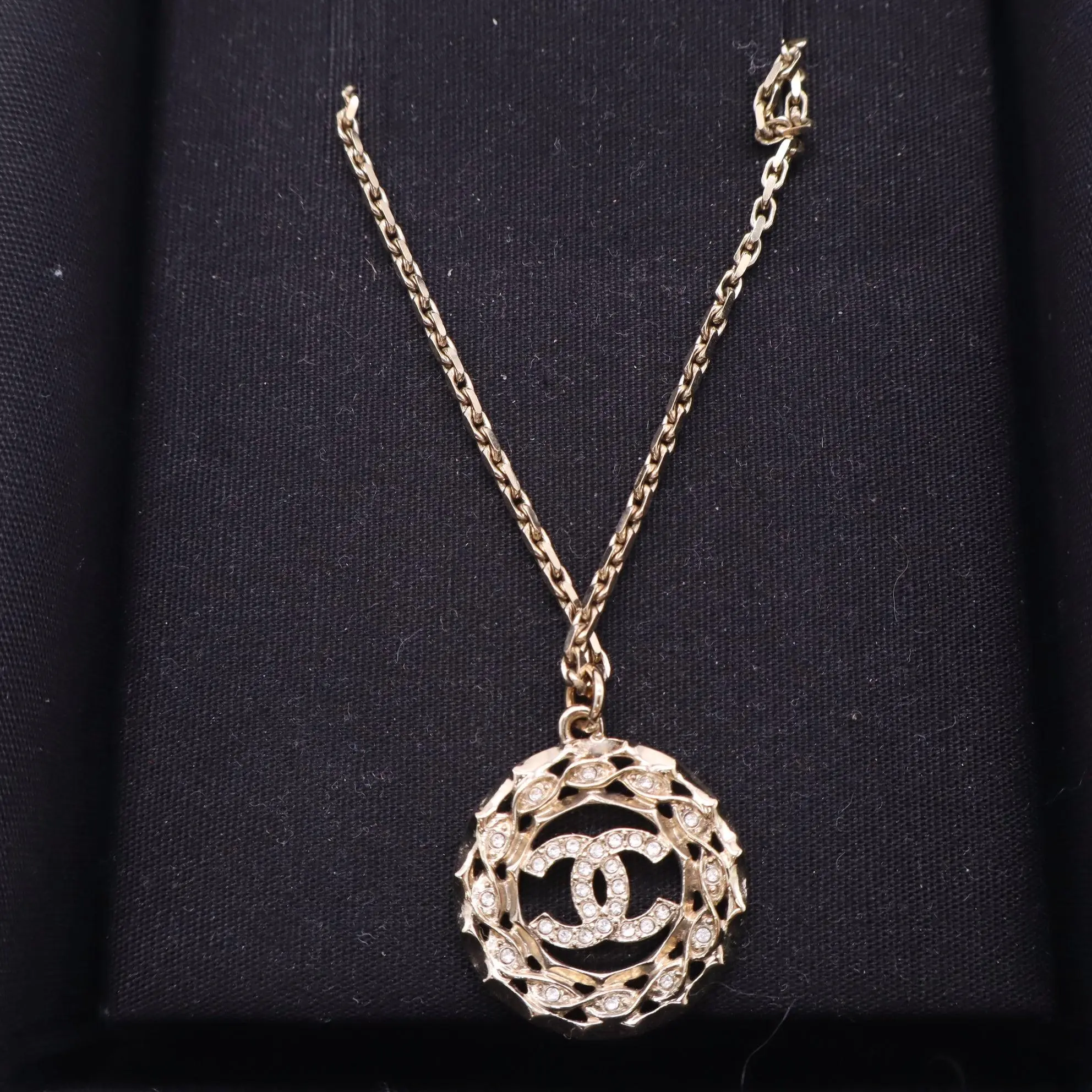 Pre-owned Chanel CC Rhinestone Round Medallion Pendant Necklace twins LDJ5190