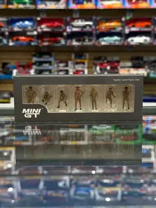 MiniGT Figurine: Camel Trophy Crew