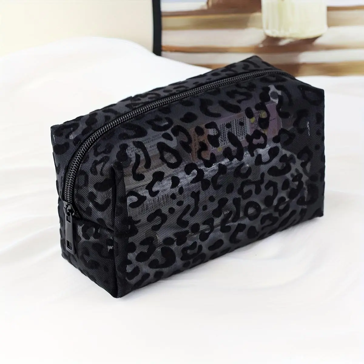 A Stylish And Minimalist Beauty Storage Bag, This Black Breathable Leopard Print Makeup Pouch Features a Convenient Zipper Closure And an Octagonal Shape, Making It Perfect for Travel And Everyday Use, As Well As an Excellent Gift Choice