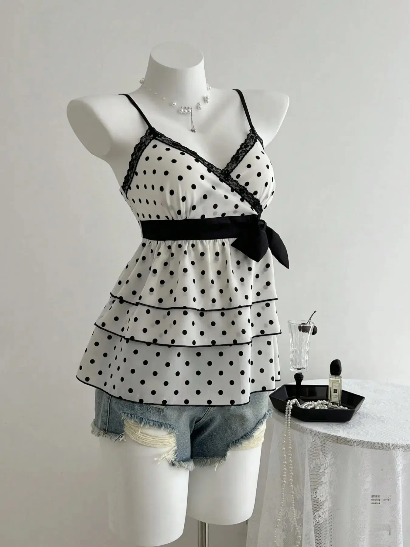 Elegant Women's Age-Reducing Lace Spliced Fitted Spaghetti Strap Camisole with Colorful Polka Dots, Sleeveless Design with Bow Tie for Charming Look
