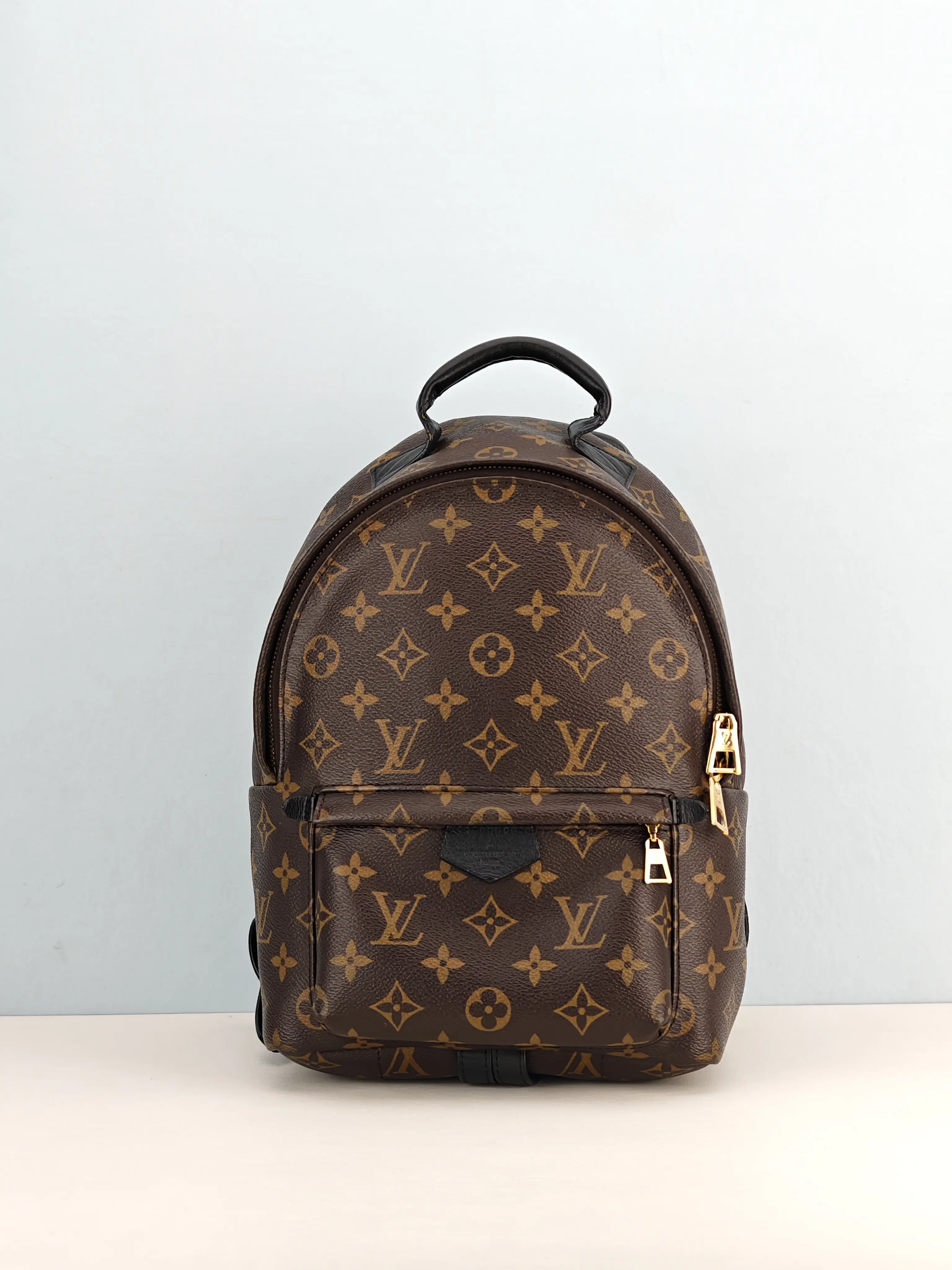 Unboxing loui viotton Palm springs mini backpack from  display picture 1